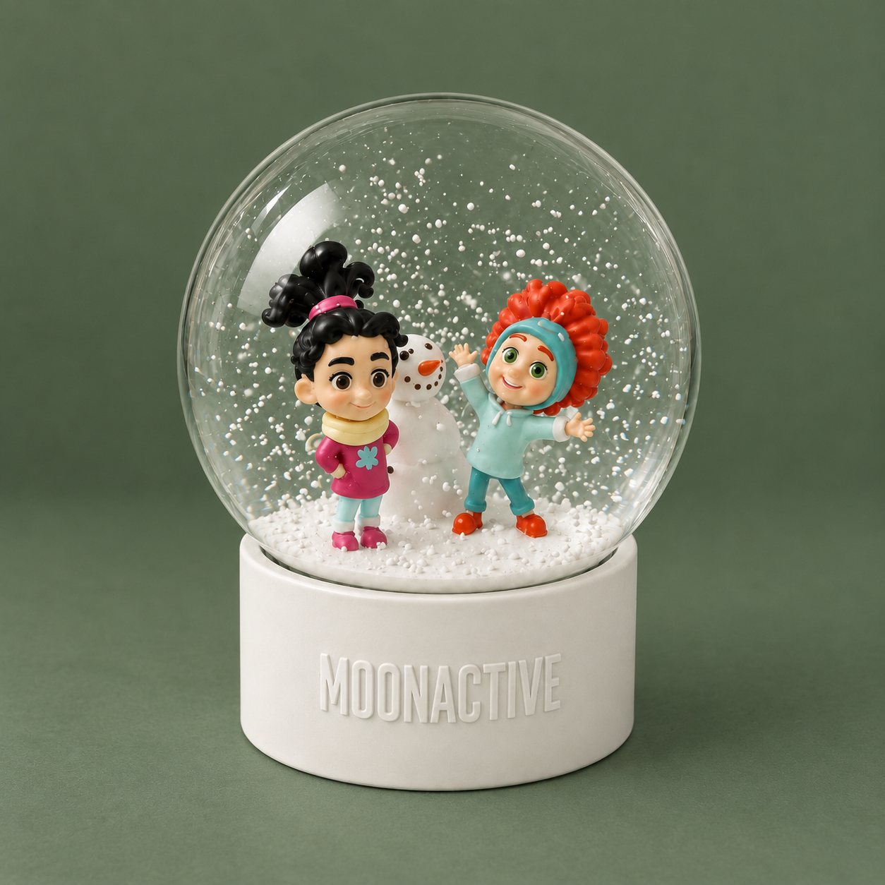 Kalėdinis sniego burbulas su „MoonActive“ logotipu