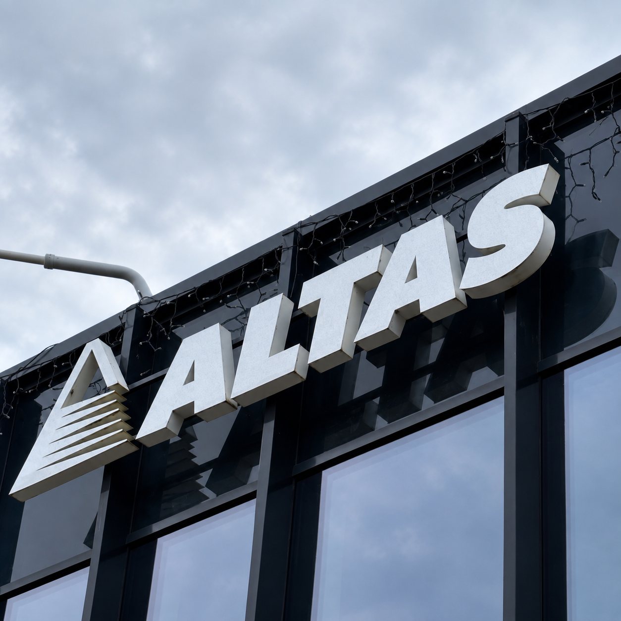 Tūrinė „Altas“ iškaba ant pastato fasado
