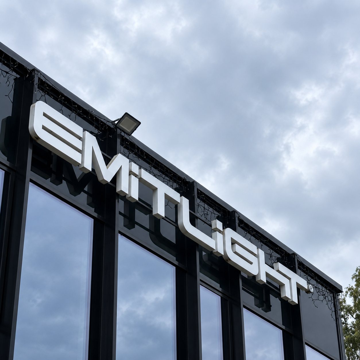 Šviečiančios tūrinės raidės „Emitlight“ ant pastato