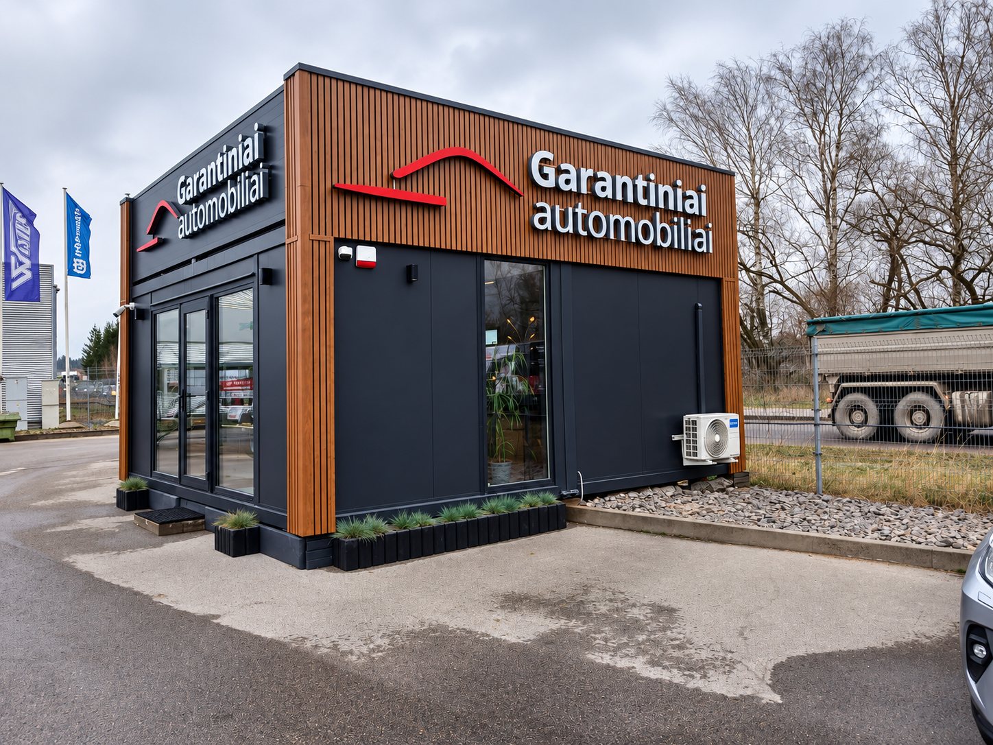Iškaba „Garantiniai automobiliai“ ant prekybos paviljono