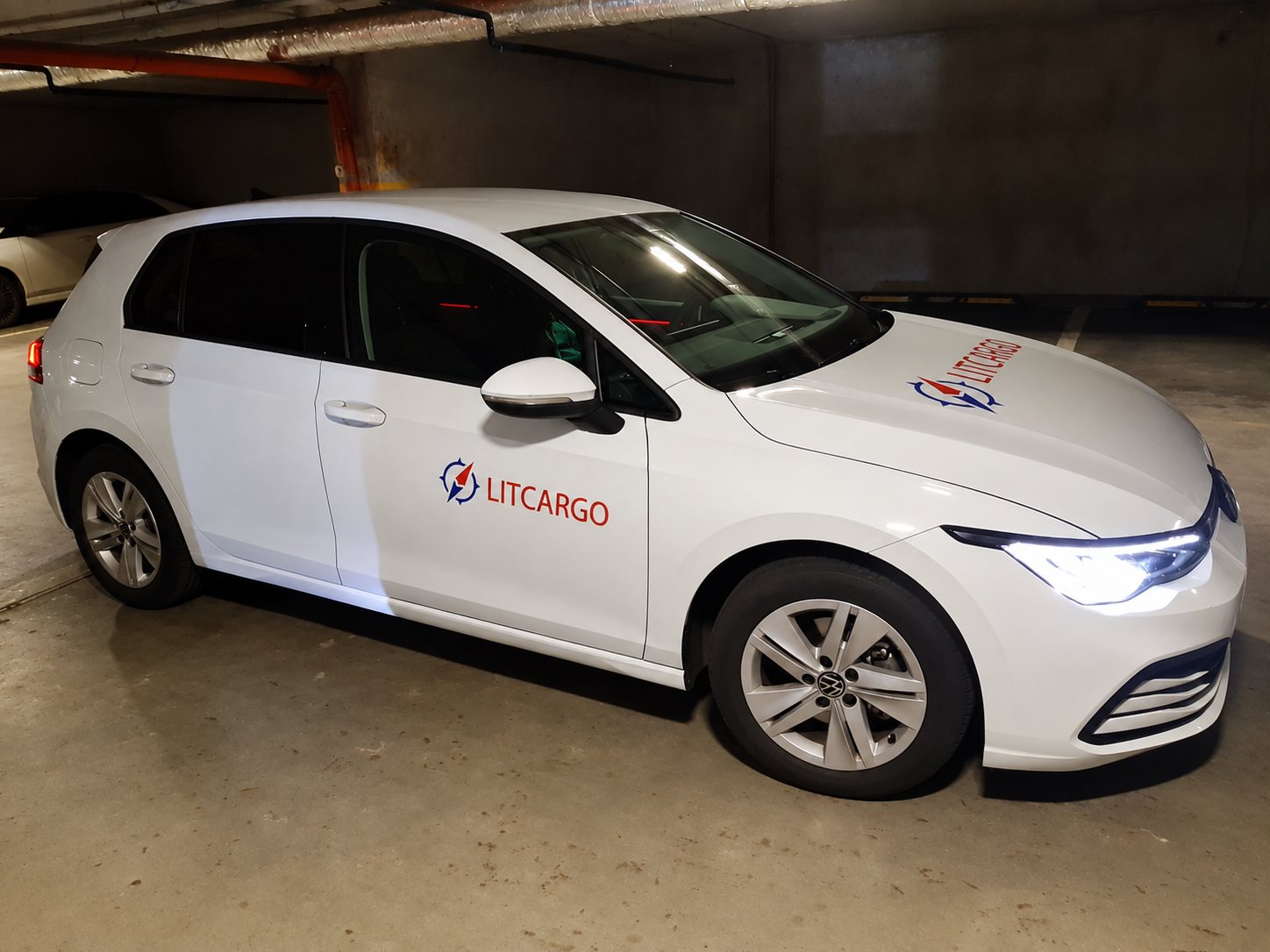 Automobilis, paženklintas „LitCargo“ logotipu