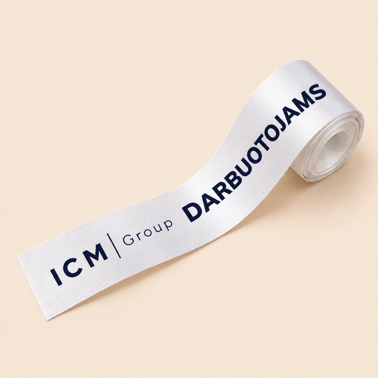 Balta atlasinė juosta su užrašu „ICM Group darbuotojams“