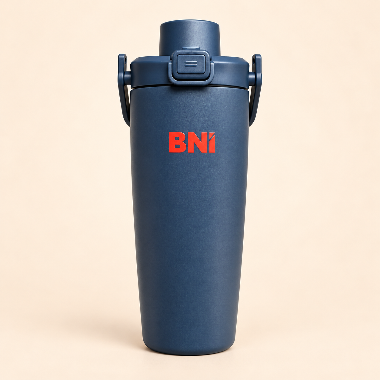 Tamsiai mėlyna gertuvė su raudonu „BNI“ logotipu kreminiame fone